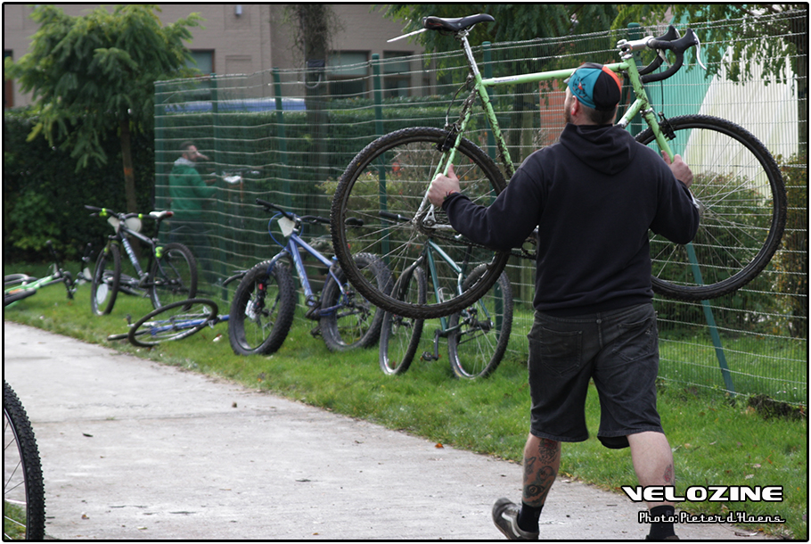 Voor de start is de organisatie nog druk in de weer met het verplaatsen van dranghekken