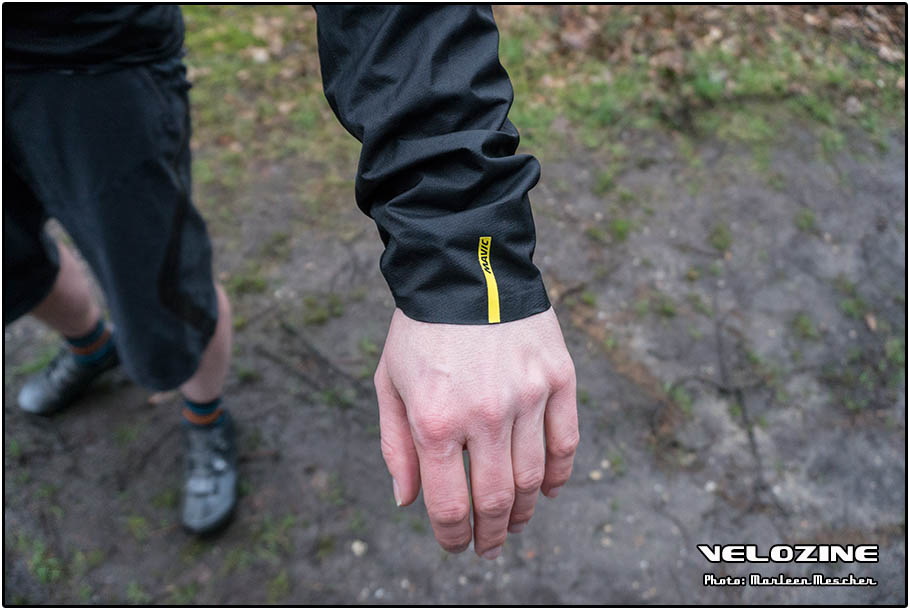 De mouwen zijn schuin weggesneden en hebben aan de onderzijde elastiek voor goed aansluiten