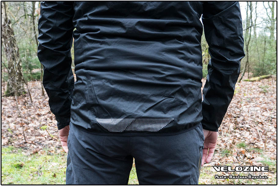 Het achterpand loopt door en heeft reflecterende elementen