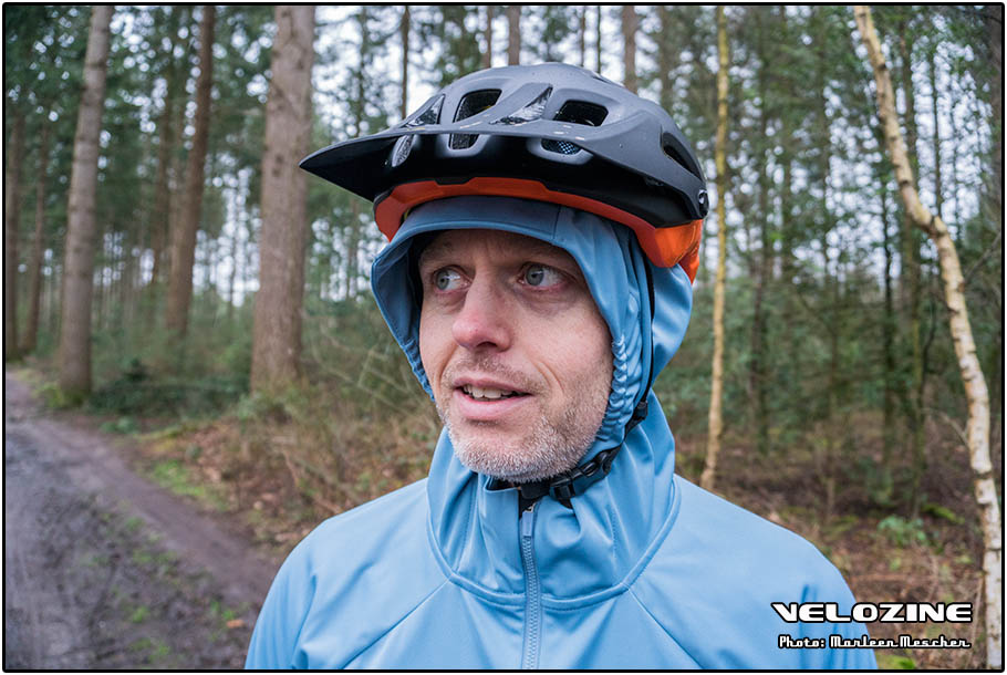 Gore-Tex jack met capuchon onder helm