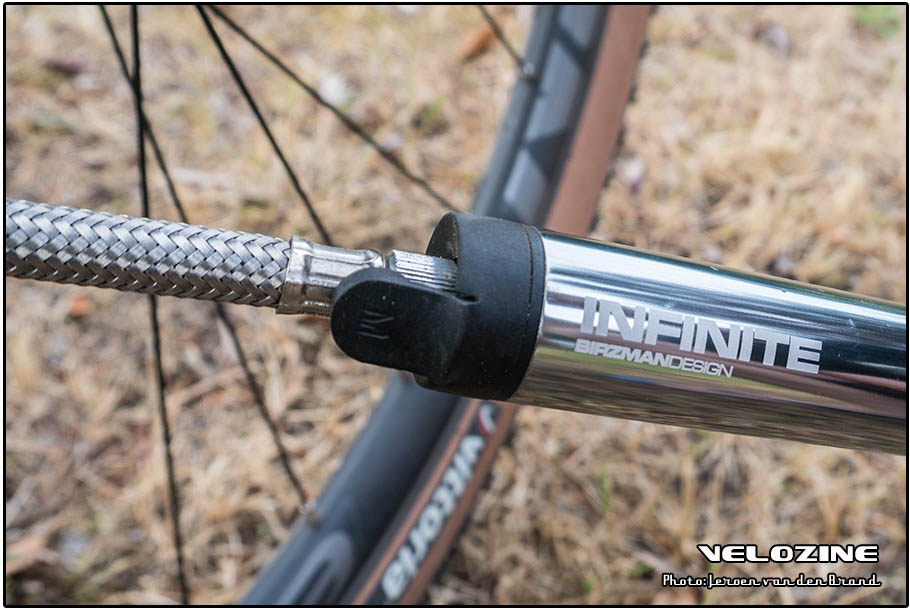 Als de slang af is genomen, wordt het gat van de pomp mooi afgedicht door een rubberen flap