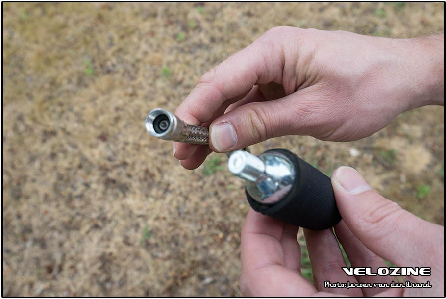 De slang is ook rechtstreeks op een CO2 patroon te monteren