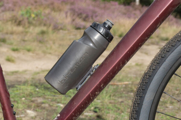 Door de minimalistische houder zweeft de bidon bijna boven het frame