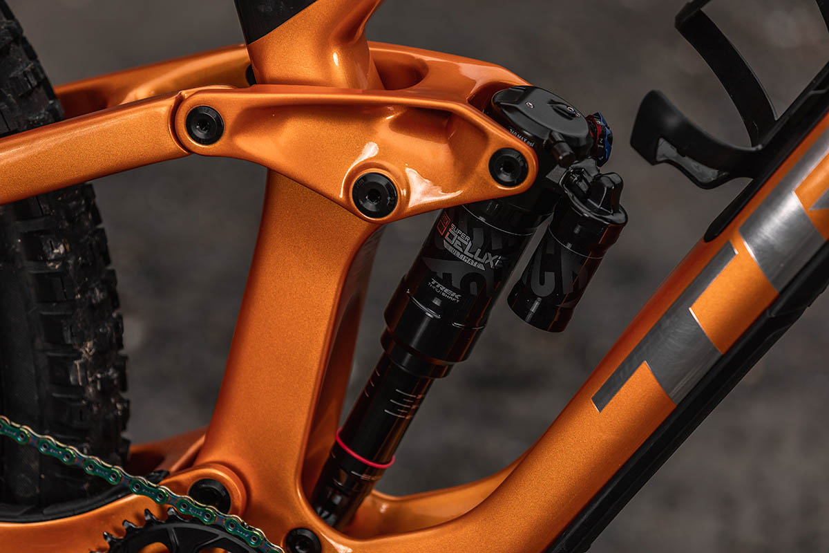 Linkage-driven single pivot met Thru-Shaft demper