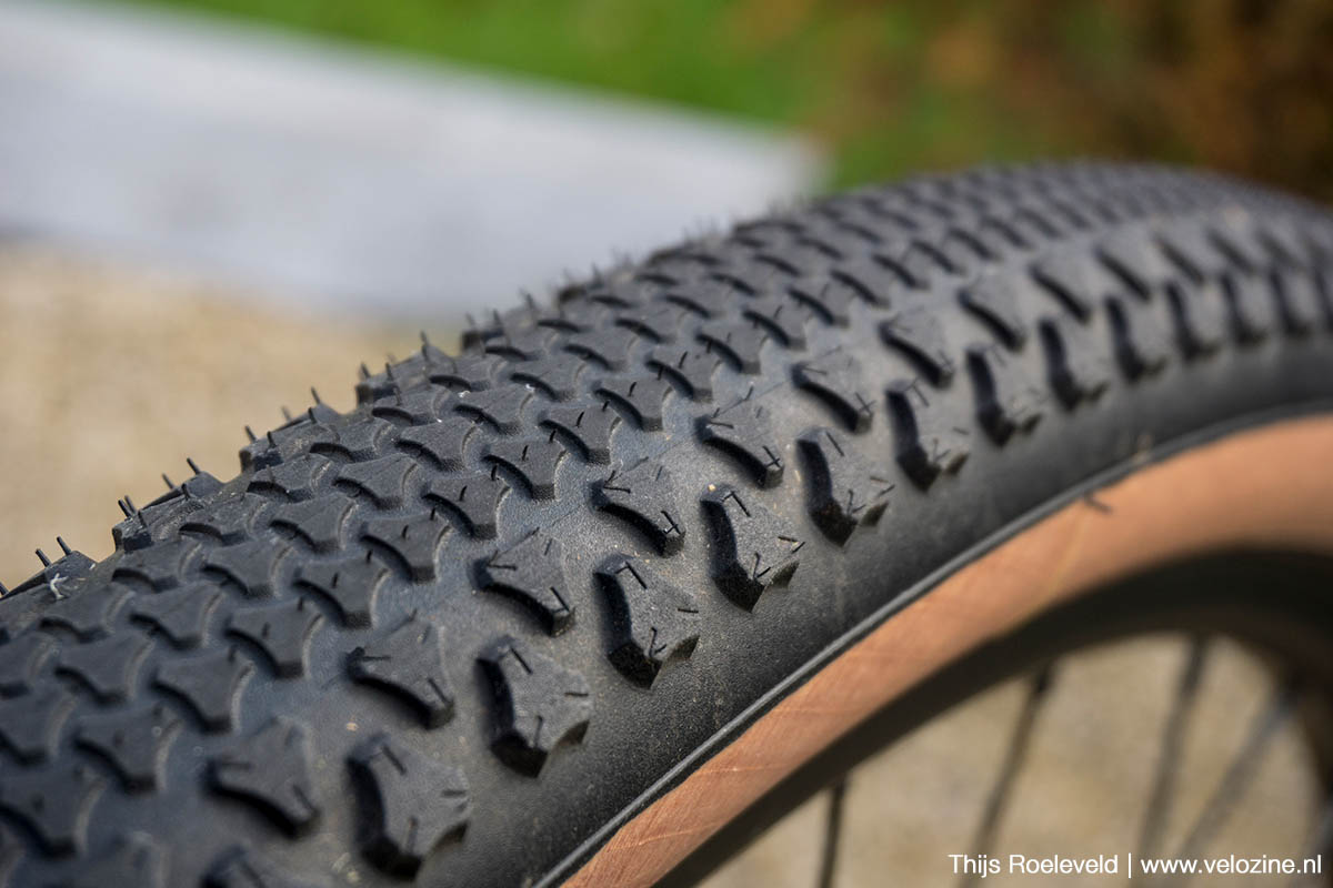Vredestein Aventura 650b gravelband – noppenpatroon: klein en laag in het middeng gotere en hoger op de schouder