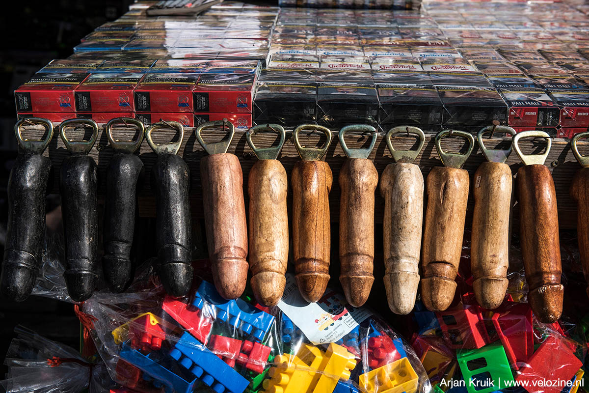 Zit je toevallig dringend verlegen om een houten piemel annex kroonkurkenopener? Dan moet je op de Vietnamezenmarkt zijn in het Tsjechische grensplaatsje Potůčky, net even onder Rabenberg.