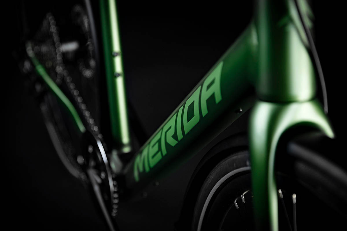 De onderbuis is niet veel groter dan bij sommige andere 'oversized' frames, terwijl hier toch écht een batterijpakket in is gemonteerd.