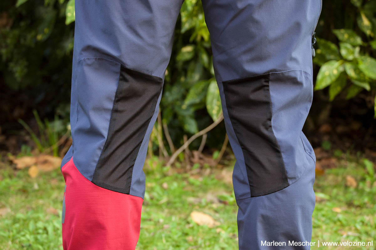 In de knieholtes is gaasmateriaal toegepast voor ontluchting