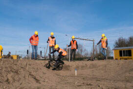 Vijf jonge bikers bouwen een grote pumptrack in Deventer