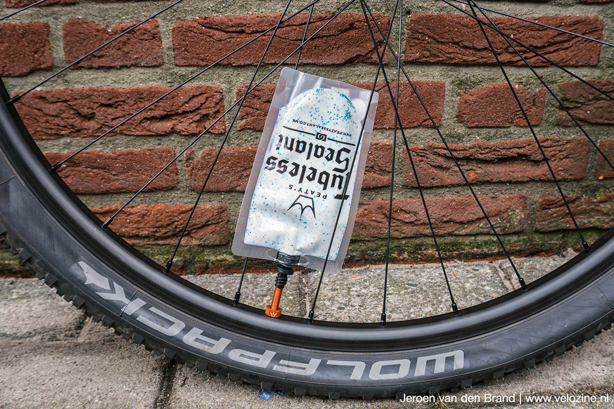 De Tubeless Sealant kun je zo gemakkelijk de band inspuiten