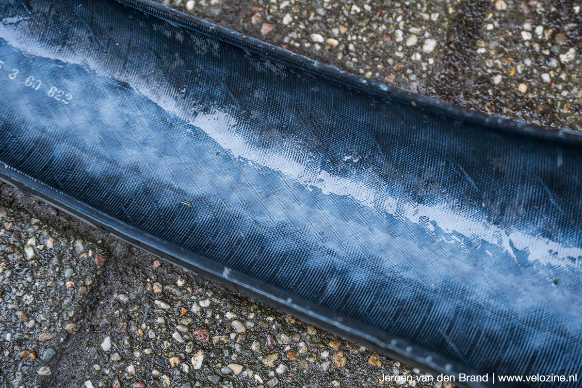 Peaty's Tubeless Sealant laat zich gemakkelijk uitspoelen met water. Uiteindelijk blijft nog een dunne filmlaag over die sterk vast gehecht is aan het rubber van de Wolfpack banden.