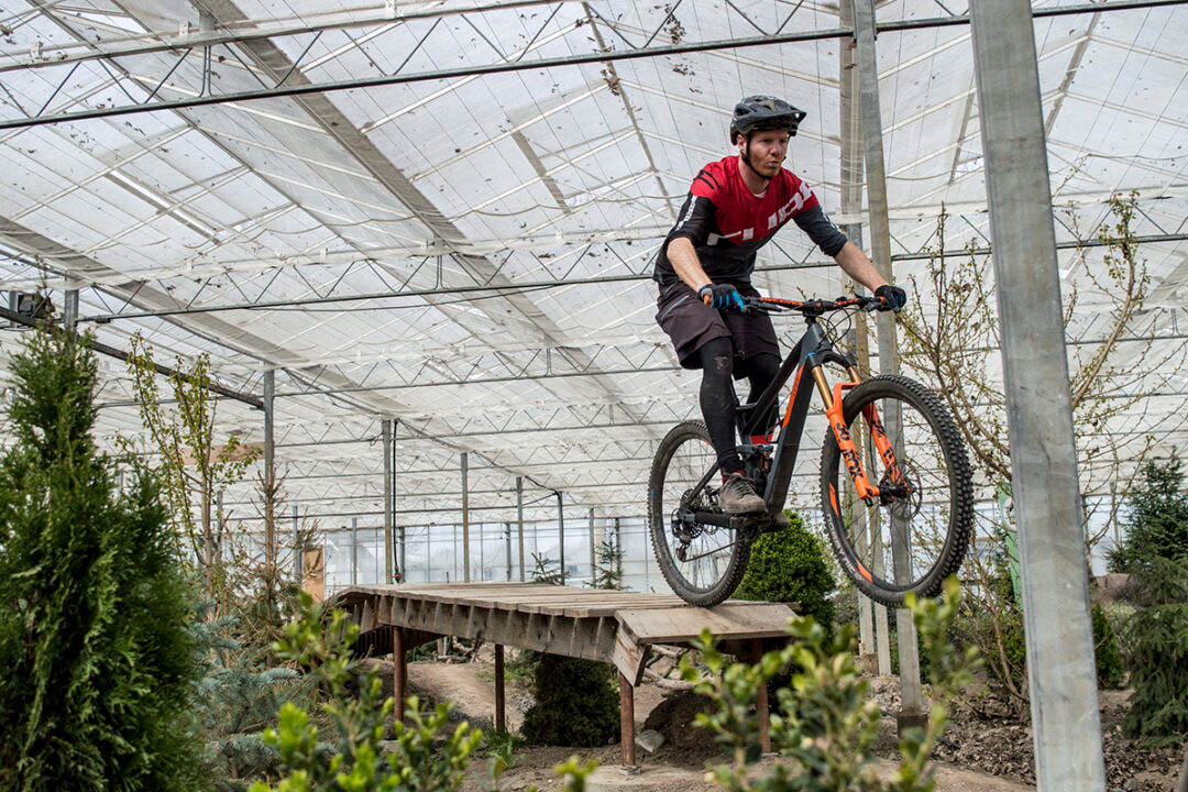 Indoor biken mét indoor natuur Indoor Mountainbike Almere Velozine