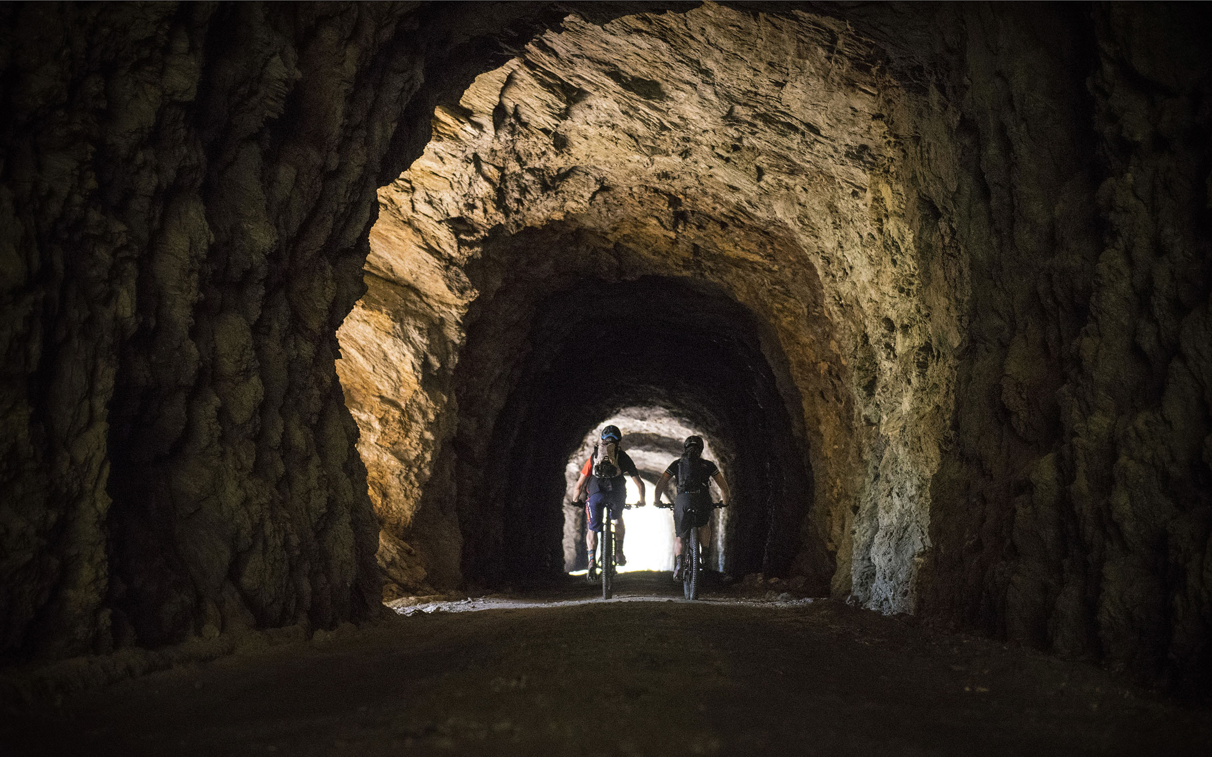 De Brennerkam ligt vol met militaire wegen, ook dóór tunnels