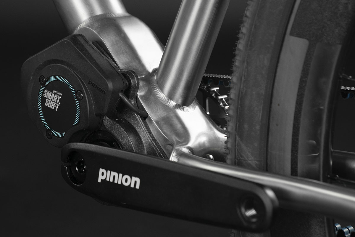 Pilot Scram titaniu gravelbike met Pinion Smart.Shift C1.12 gearbox versnellingsbak