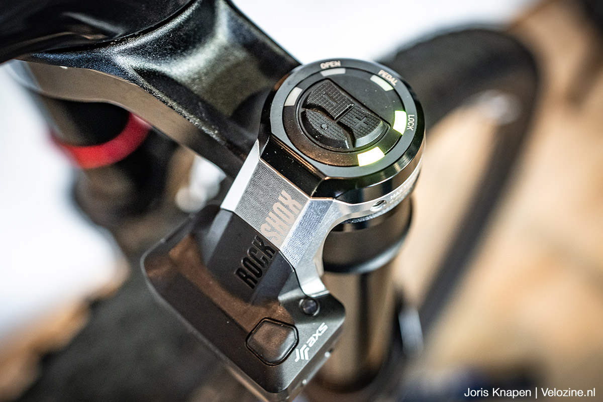 Rockshox Sid met Flight Attendant