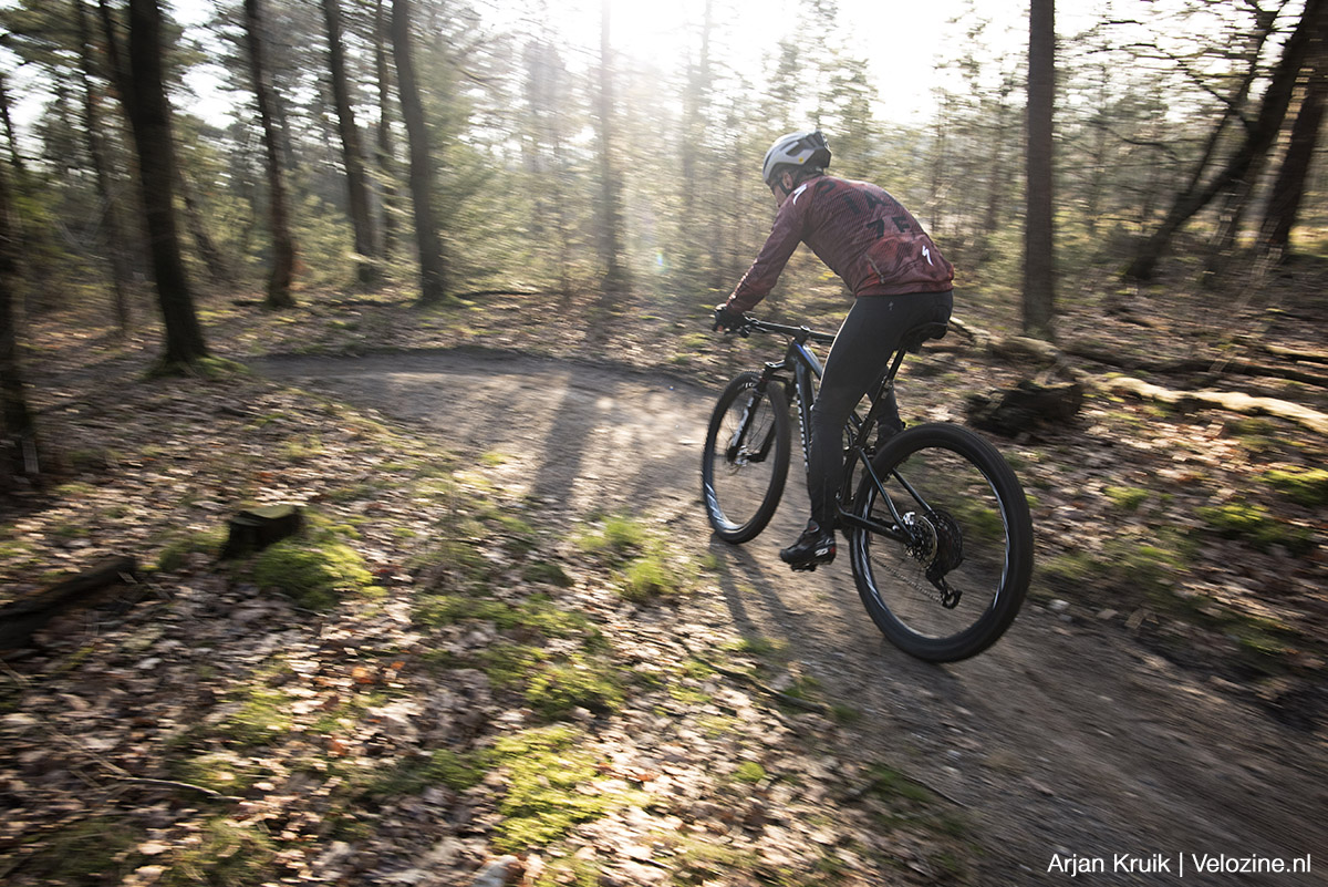 Provincie Gelderland eist nieuwe natuurtoets en ecologisch onderzoek voor mountainbikeroutes Arnhem Schaarsbergen Renkum. Routebureau Veluwe verwacht deadline van 1 oktober 2025 te halen, waardoor een dwangsom van 25.000 euro van de baan de zou zijn.
