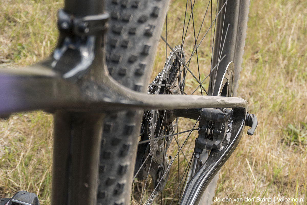 Een flatmount-remklauw montage achterop het Merida Big Nine CF5-carbon frame