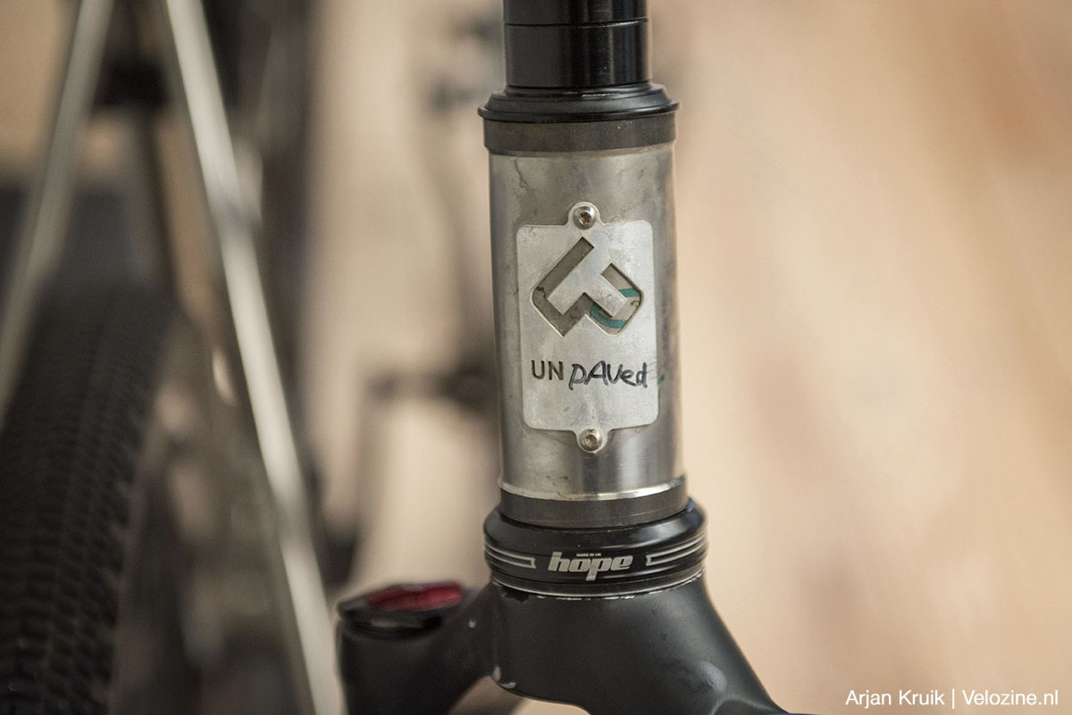 UNpaved balhoofdplaatje prototype