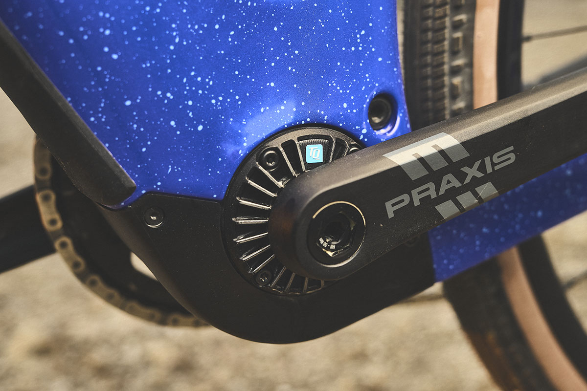 Close-up van TQ HPR60 middenmotor in Trek Checkpoint+ e-gravelbike