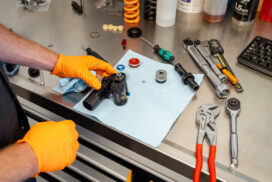 Service voor Fox en Marzocchi voorvork, achterdemper en dropper-zadelpen door Cosmic Sports Service Center