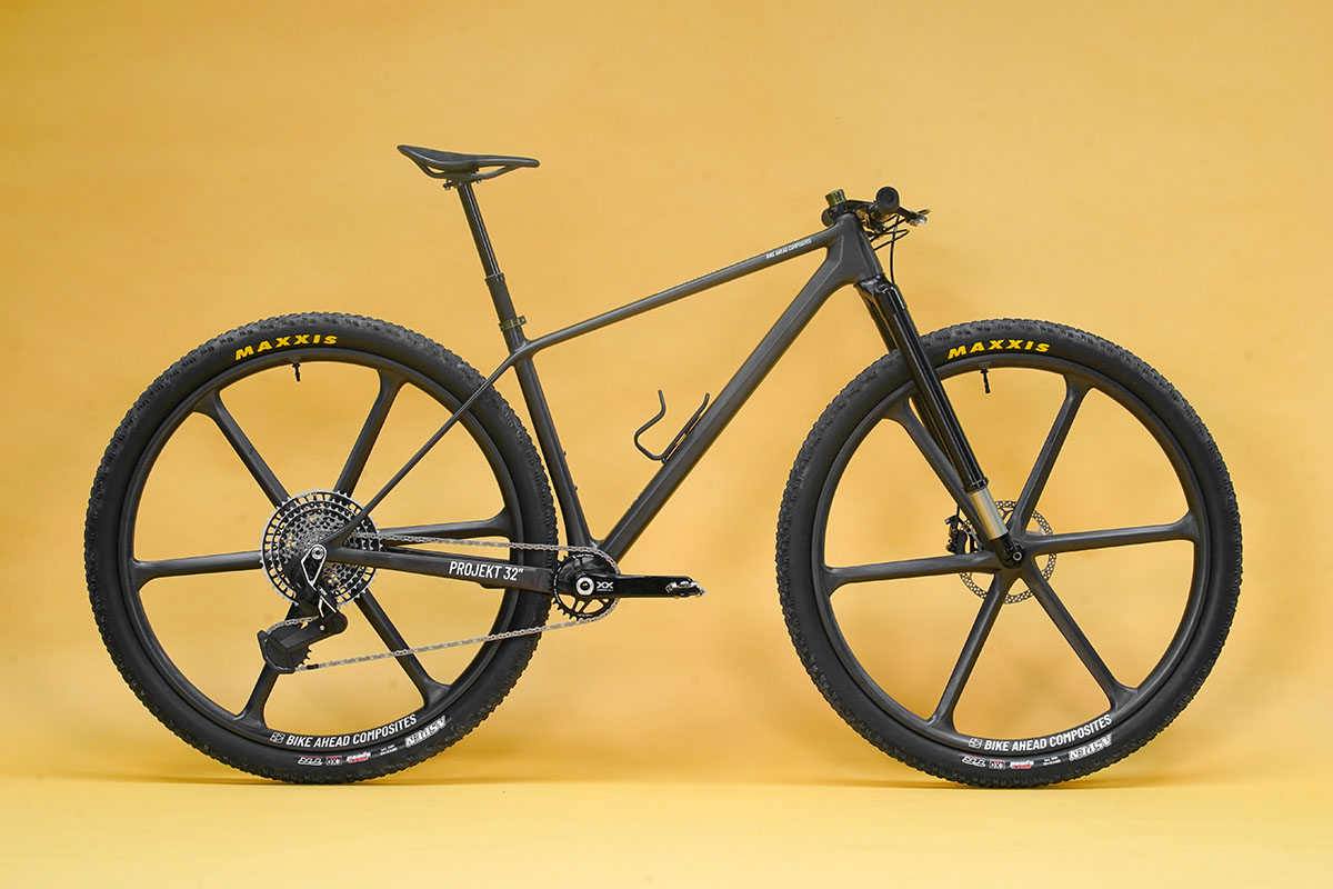 Bike Ahead Project 32 – 32 inch hardtail THE FRAME carbon frame met 32 duims wielen