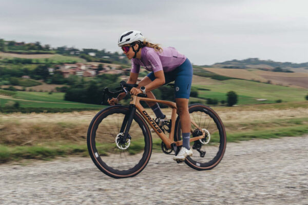 Ornus Grain gravelbike met een frame gemaakt van hout – essenhout verlijmd met aluminium versterkingsbruggen