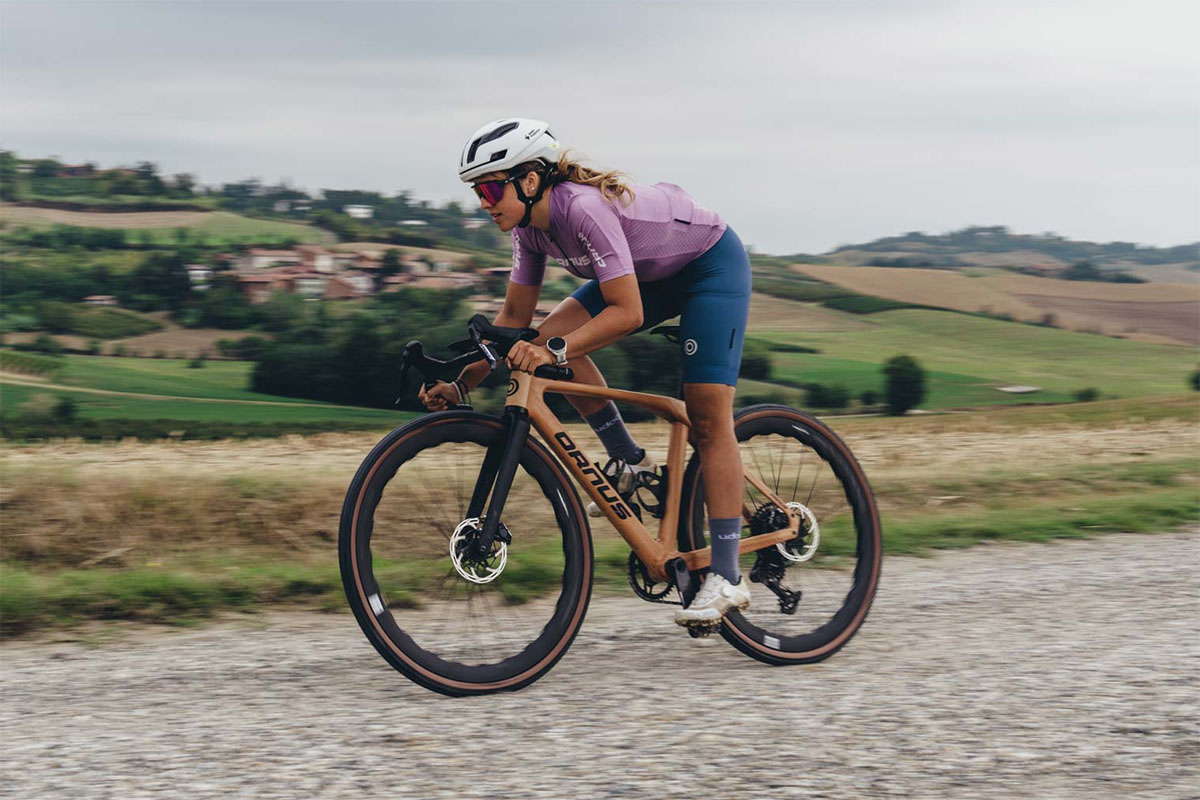 Ornus Grain houten gravelbike met een frame gemaakt van essenhout verlijmd met aluminium versterkingsbruggen