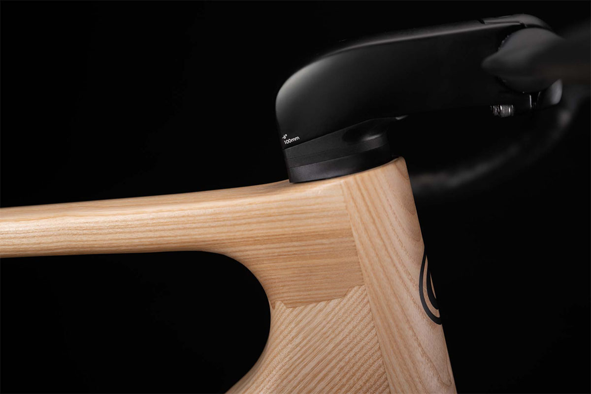 Houten frame voor gravelbike, gemaakt met essenhout en zichtbare houtnerf – Ornus Grain