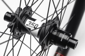 Reserve Wheels levert voortaan standaard met DT Swiss 350 DEG DF tegen pedaalterugslag