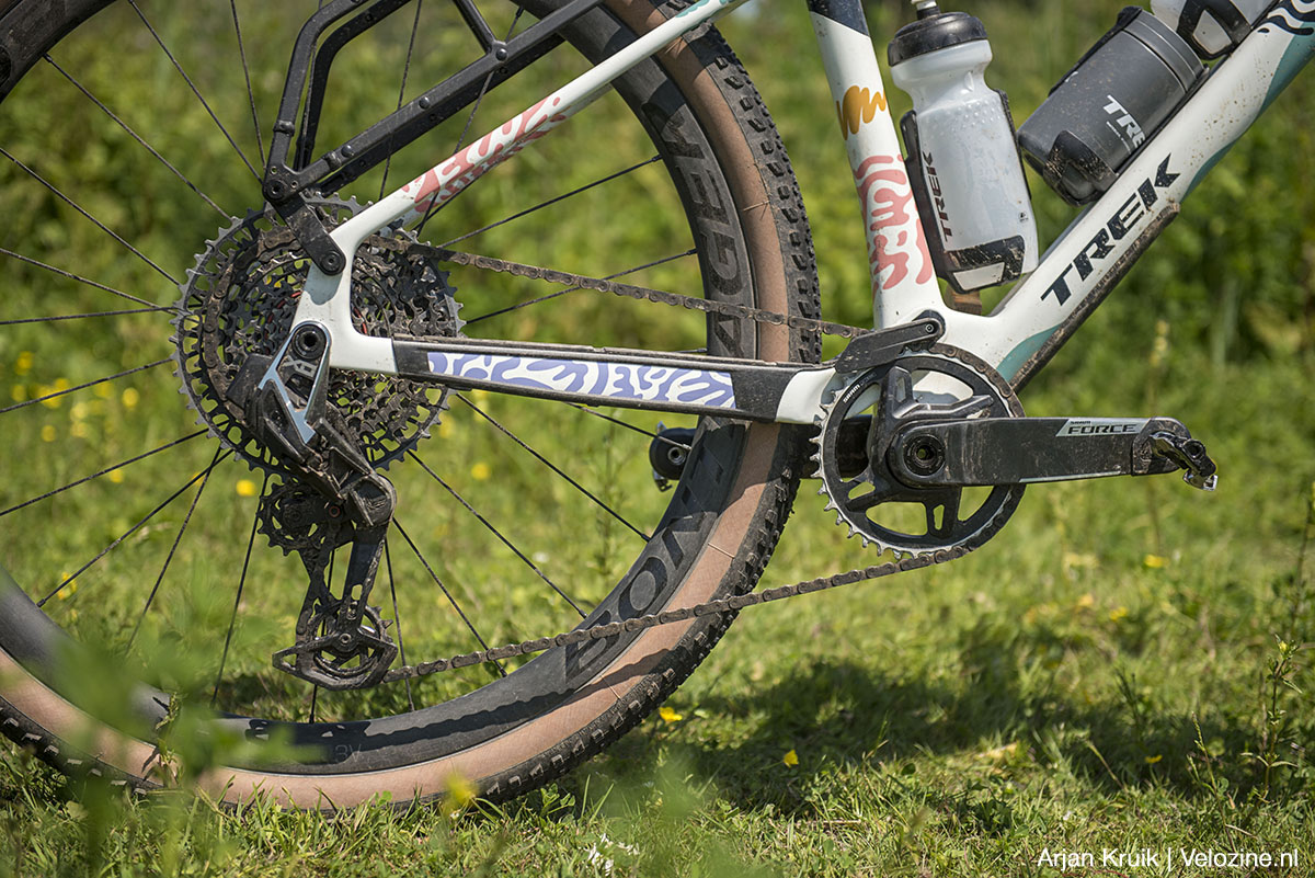 Trek Checkout SL7 gravelbike met voor- en achtervering