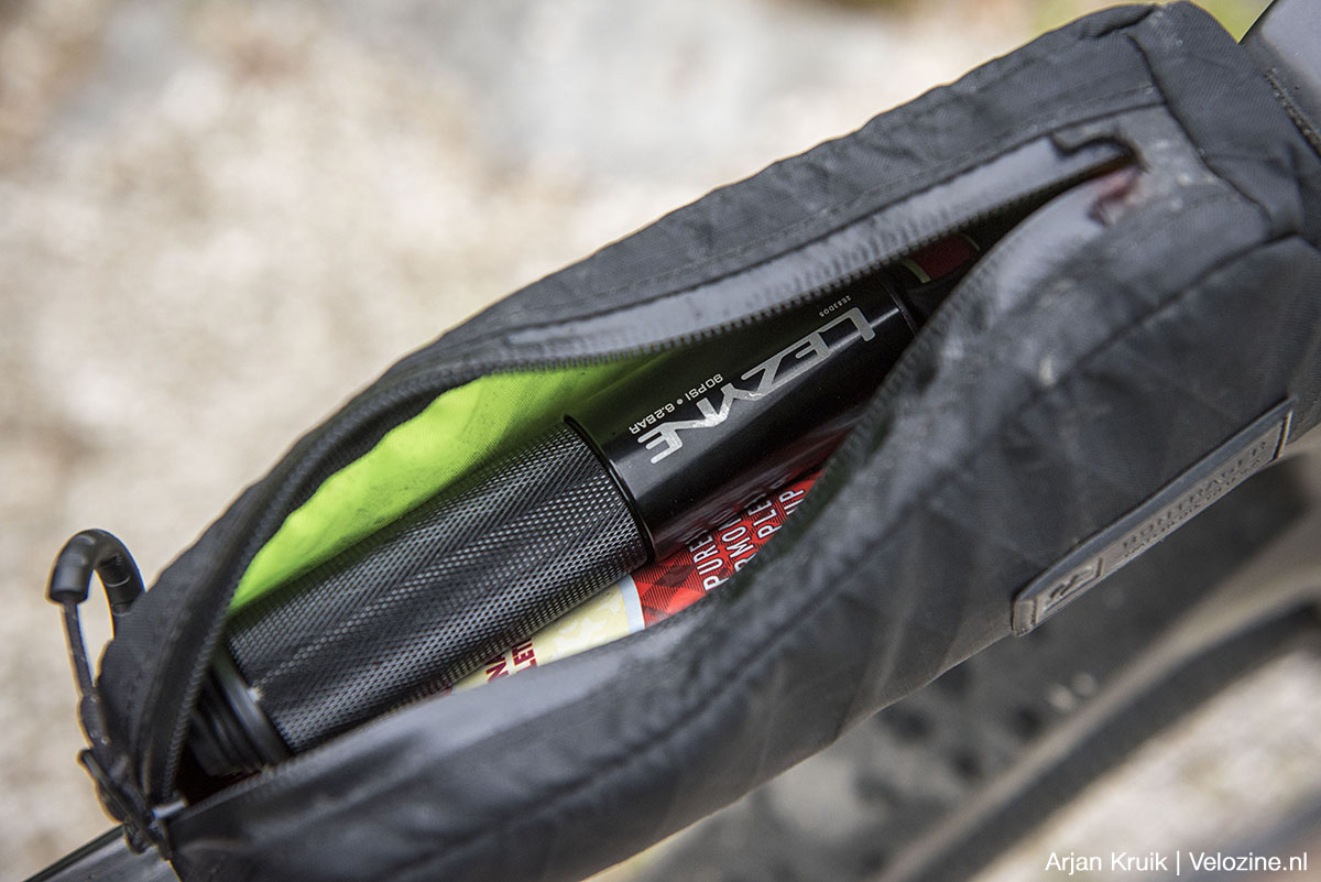 De Lezyne Clik Drive past dankzij compact formaat probleemloos in een bovenbuistasje