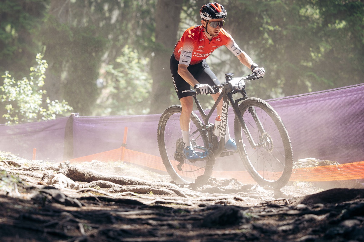 Mathias Flückiger op de Thömus Lightrider R32 World Cup, 32 inch xc-fully tijdens de wereldbeker in Lenzerheide