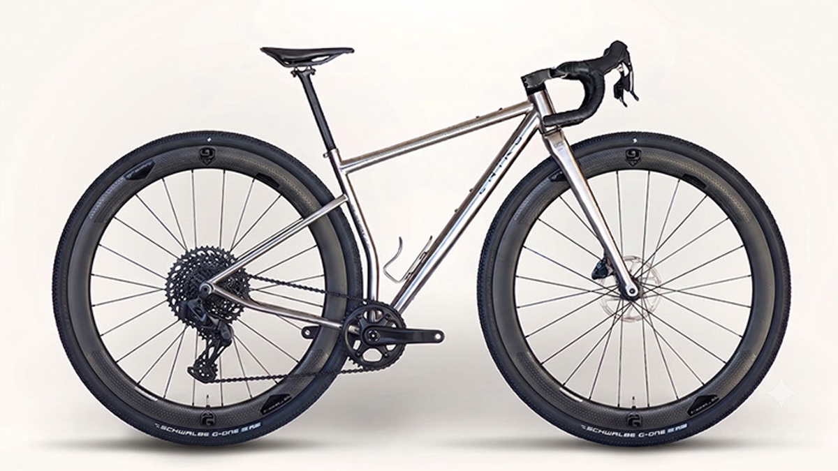 9th Wave SandStone SL32 in Chiru titanium gravelbike met 32 inch wielen