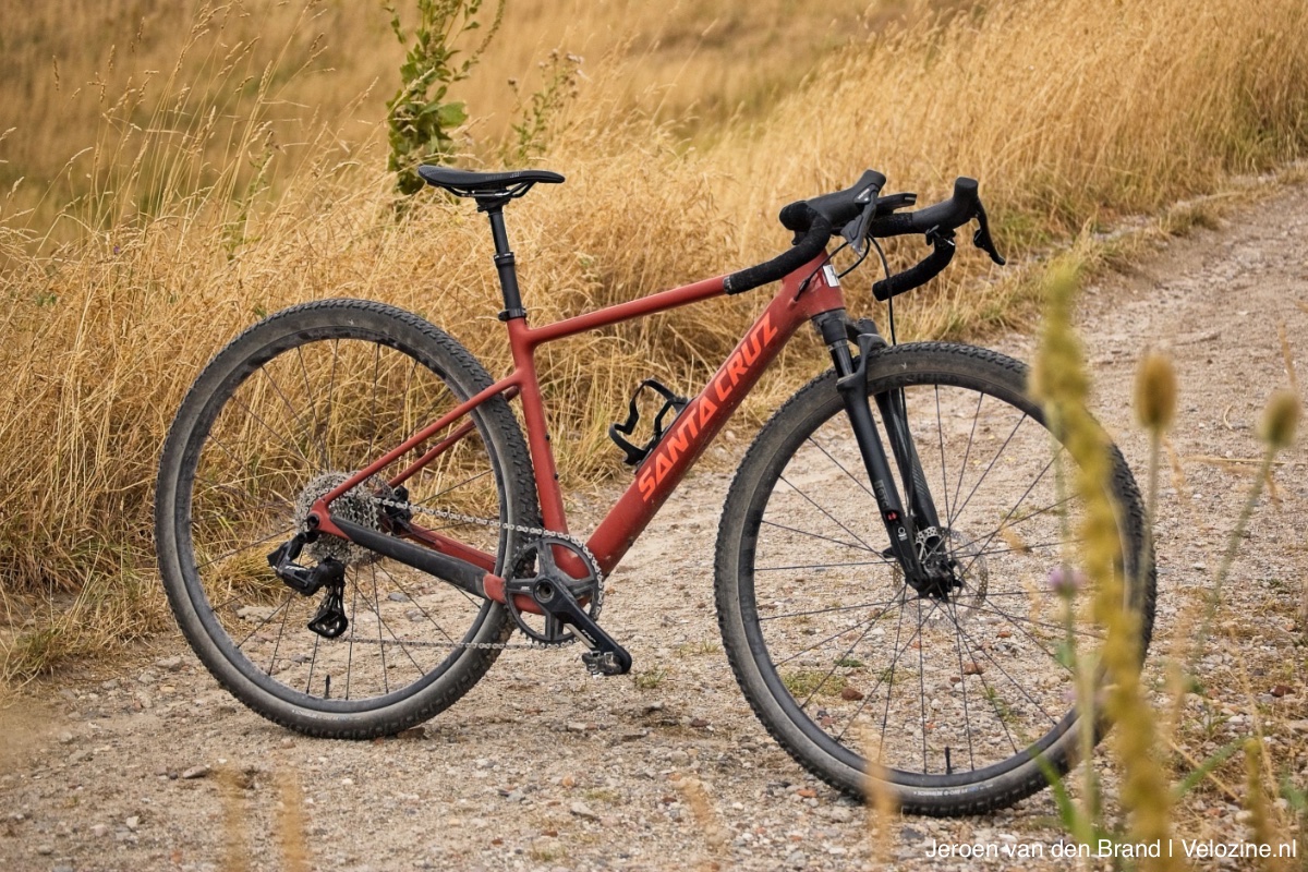 Santa Cruz Stigmata gravelbike met verende voorvork en dropper-zadelpen met vering