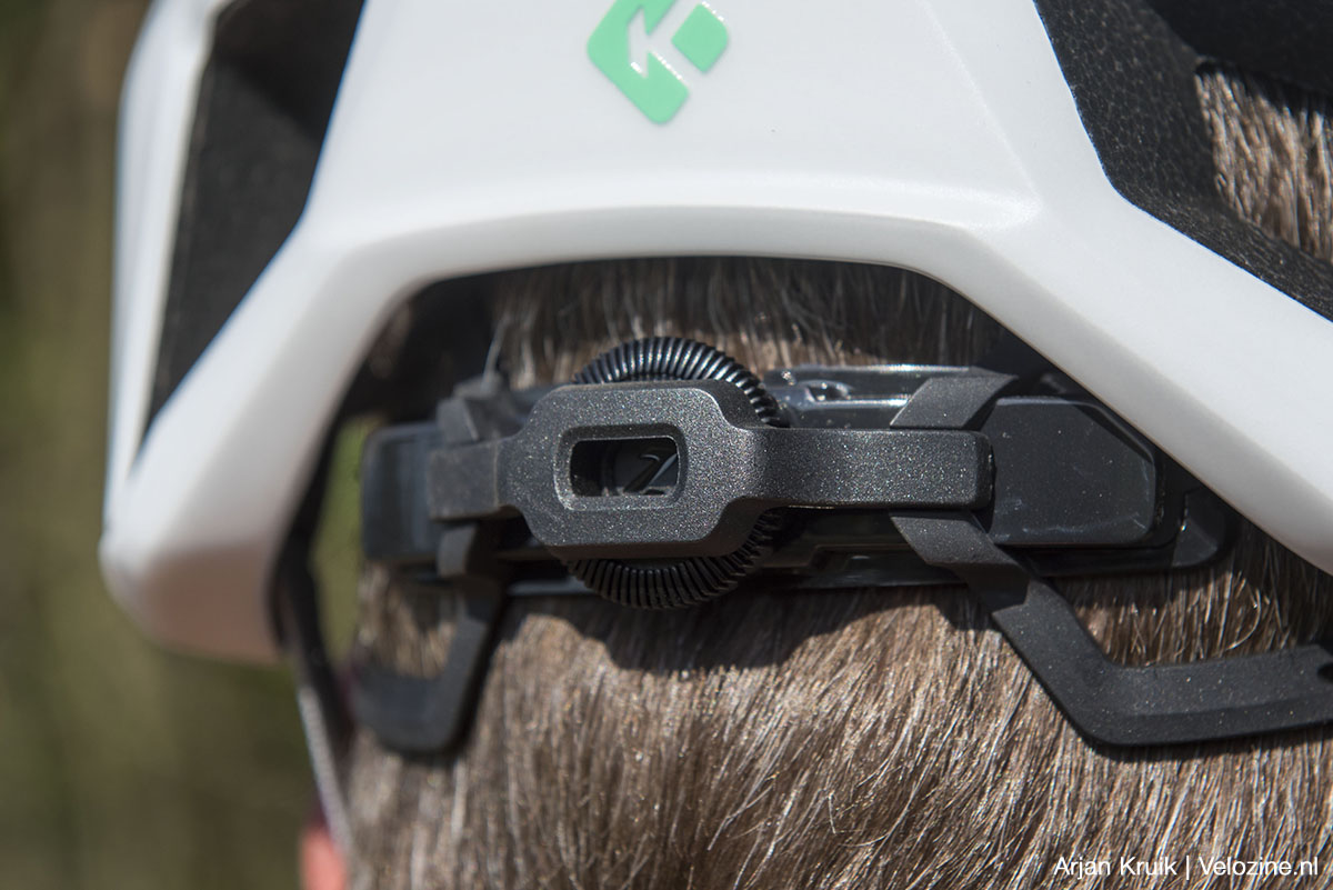 Gebruiksvriendelijk en effectief spansysteem aan de achterkant van de Lazer Impala-helm