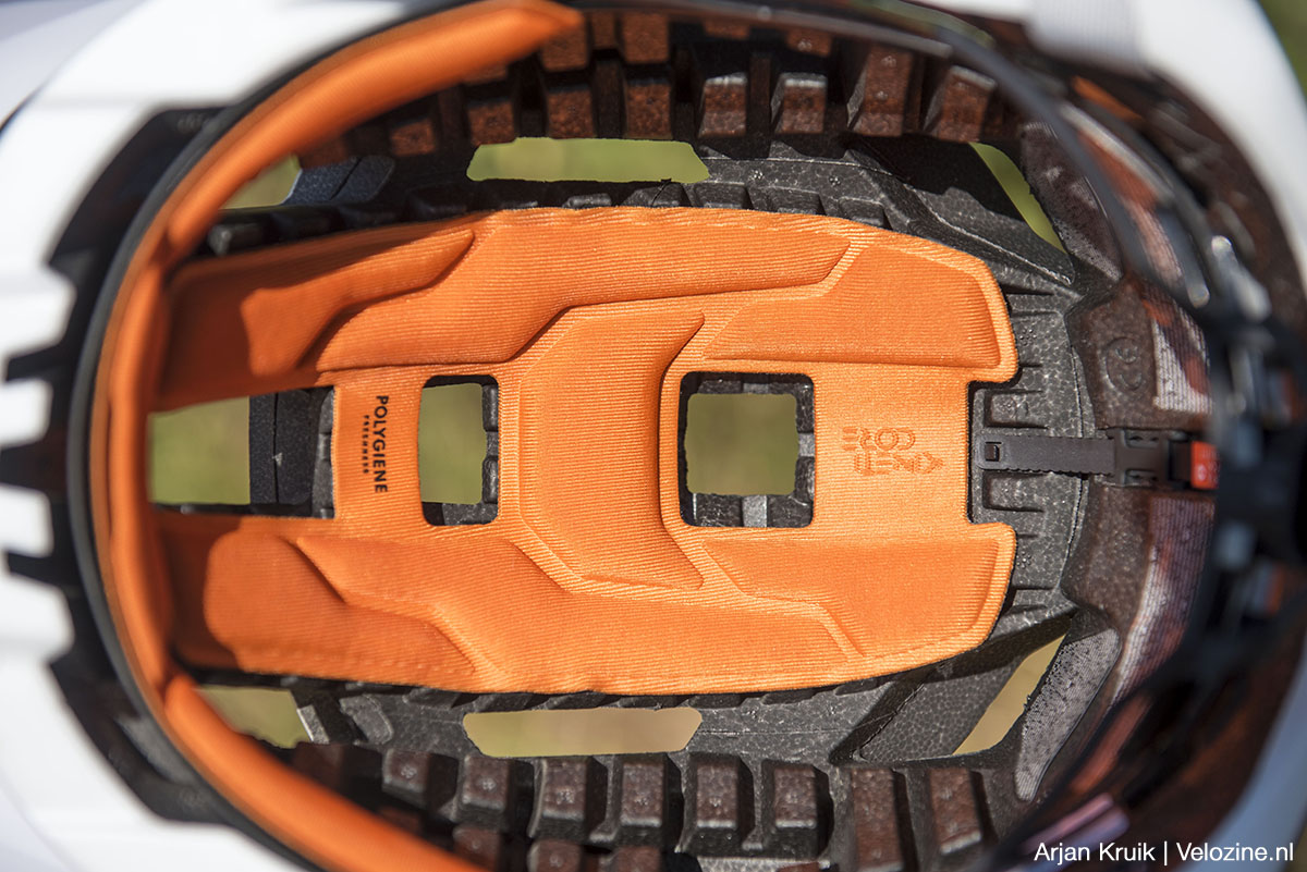 Het kussentje van de mtb-helm Lazer Impala Kineticore is uitneembaar en uit te wassen