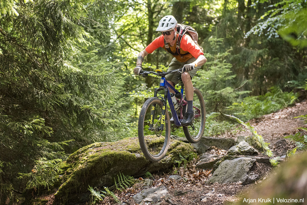 De mountainbikehelm Lazer Impala Kineticore heeft een prettige pasvorm, een hoog beschermingsniveau en een aantal leuke extraatjes