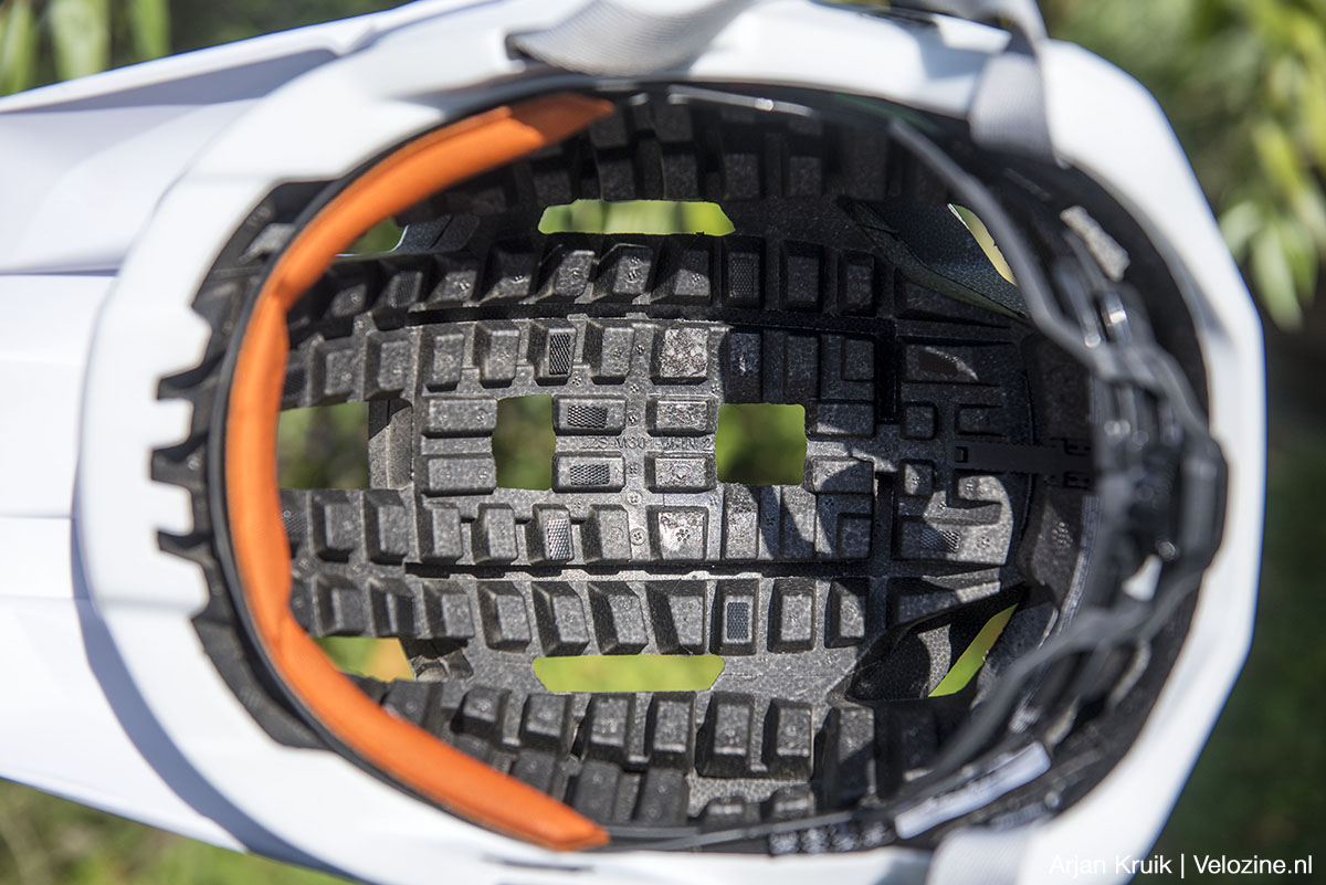 Kineticore-kreukelzone in de Lazer Impala mountainbikehelm