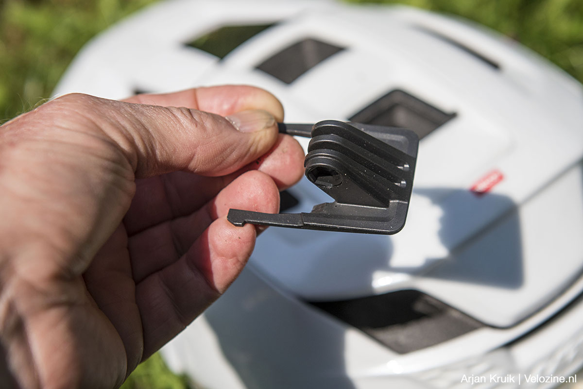 Lazer levert bij de helm Impala Kineticore een houder voor een Gopro of een helmlamp.