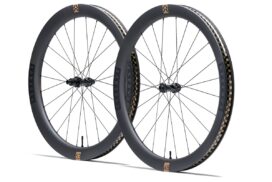 Reserve Wheels 48|53 GR: aero-gravelwielen met 30 mm binnenbreedte en holle 'Hollow Hook'-velgrand Reserve 48|53 GR aerogravelwielen – gravelwielen met hollow hook velgen