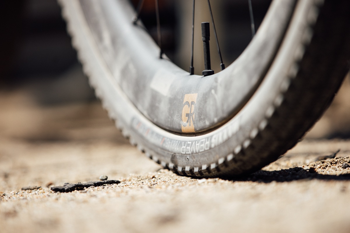 Reserve velg close-up met band met verloop van velg en band zichtbaar