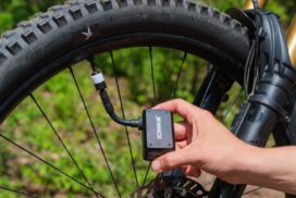Ook Schwalbe brengt een elektrische pomp met de E-Micro Pump Schwalbe E-Micro Pump elektrische minipomp voor fietsbanden met dunlop, presta, auto en clik-valve ventielen