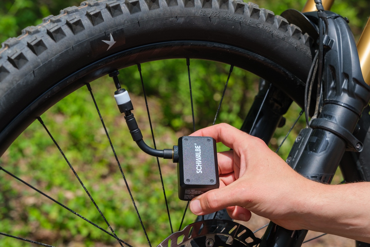 Schwalbe E-Micro Pump elektrische minipomp voor fietsbanden met dunlop, presta, auto en clik-valve ventielen